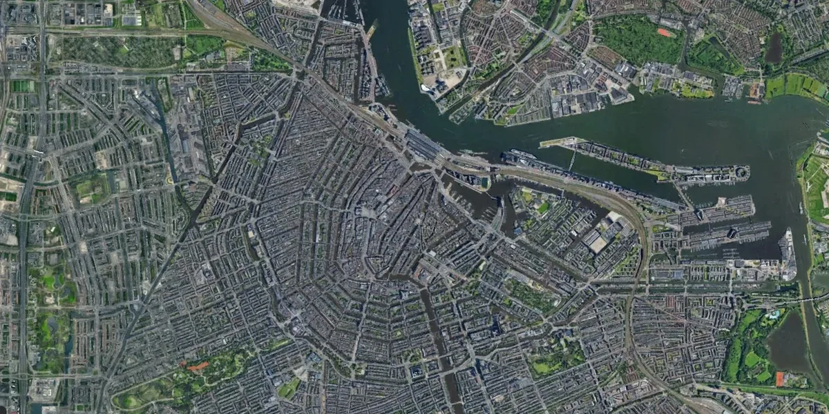 Luchtfoto van een stedelijk gebied met woonwijken en water.