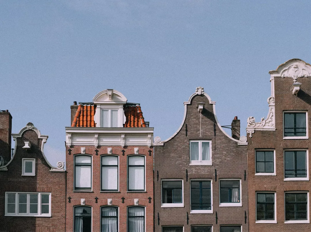 Illustratie van vastgoedobjecten in een stedelijke omgeving.